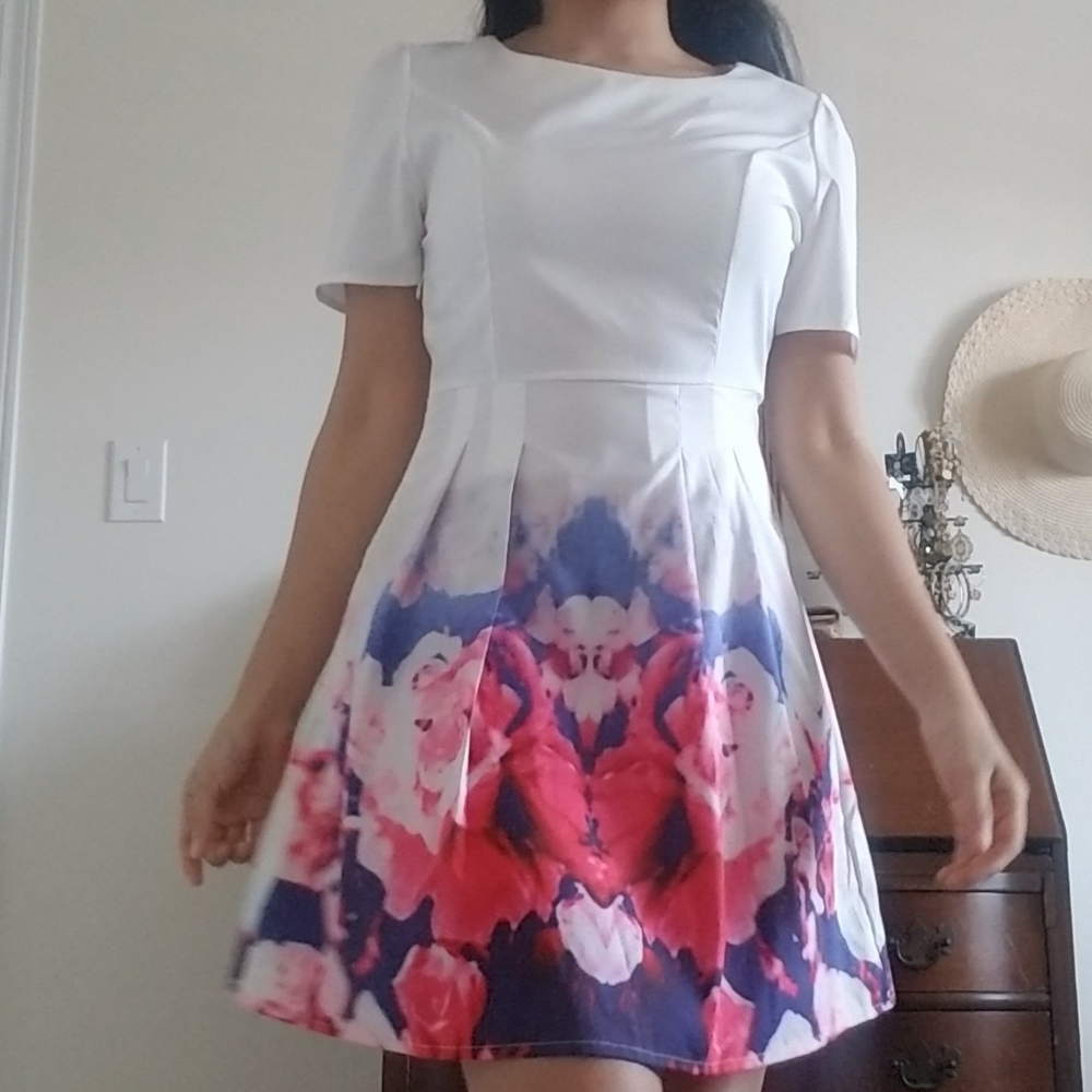 Beautiful white dress with a pink rose graphic pri